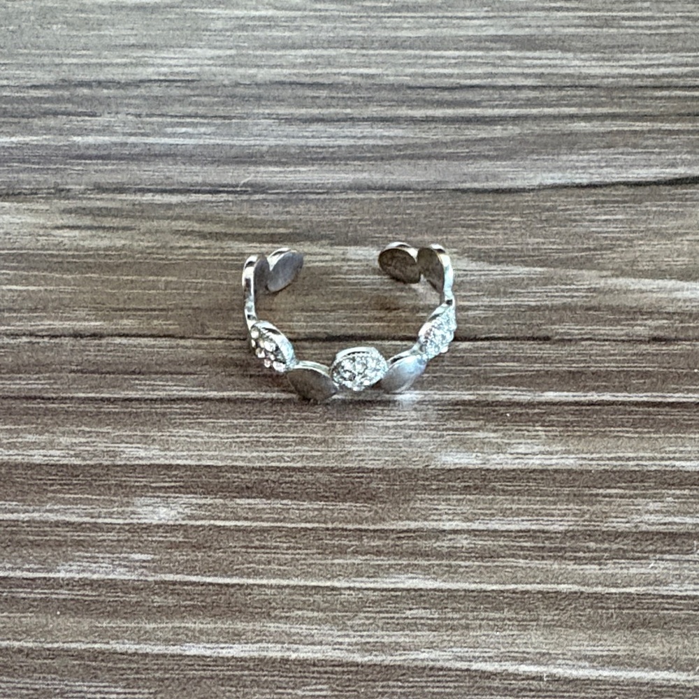 Elegant Silver Leaf Design Ring
